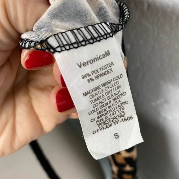 Veronica M ☀️ NWOT ☀️ Leopard Print Surplice Top - Picture 8 of 13